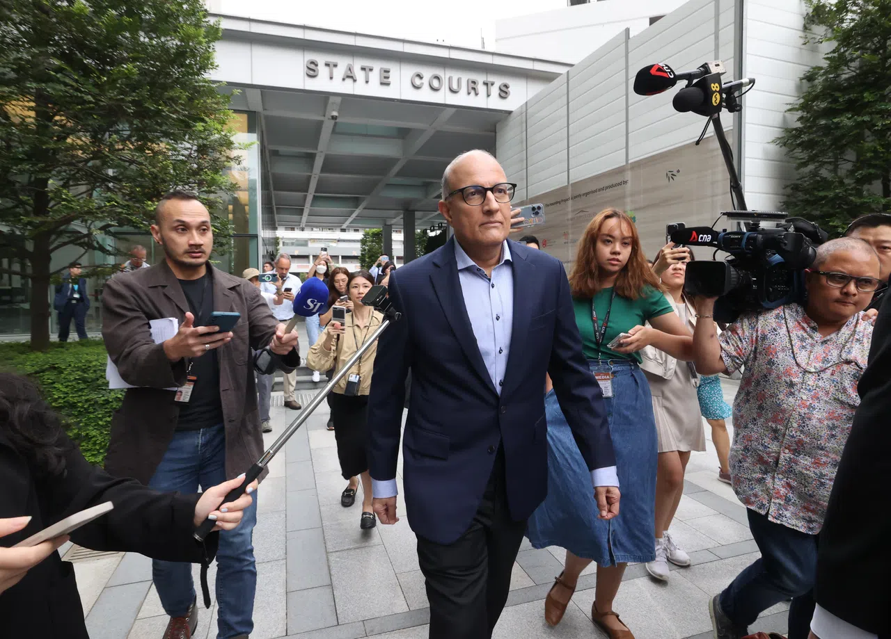 易华仁面控后，获准以80万元保释在外，图为易华仁走出国家法院大厦，准备乘车离开。（唐家鸿摄）