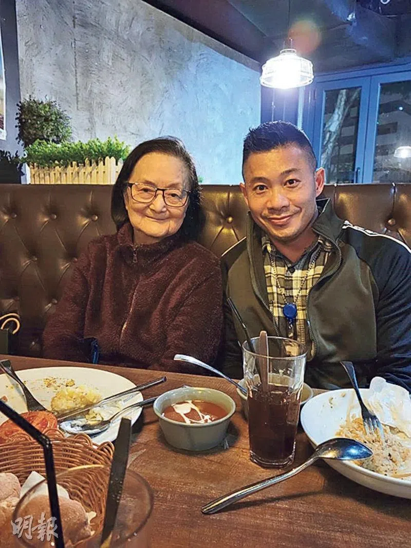 《星月争辉》主持艾力（右）透露，自己获刘韵（左）的女儿告知前辈死讯。（互联网）