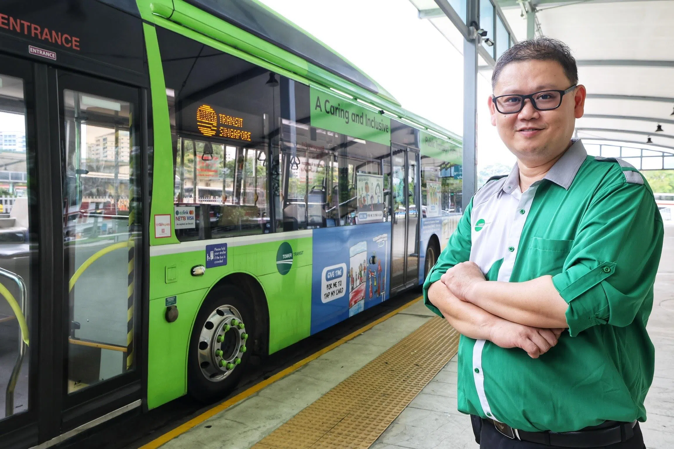 巴士车长丘斯维（41岁）育有一名自闭症孩子，他能更好地理解和帮助这些有特殊需求的儿童。（萧紫薇摄）