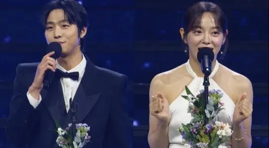 安孝燮（左图）及金世正一起上台领最佳演员奖（互联网）