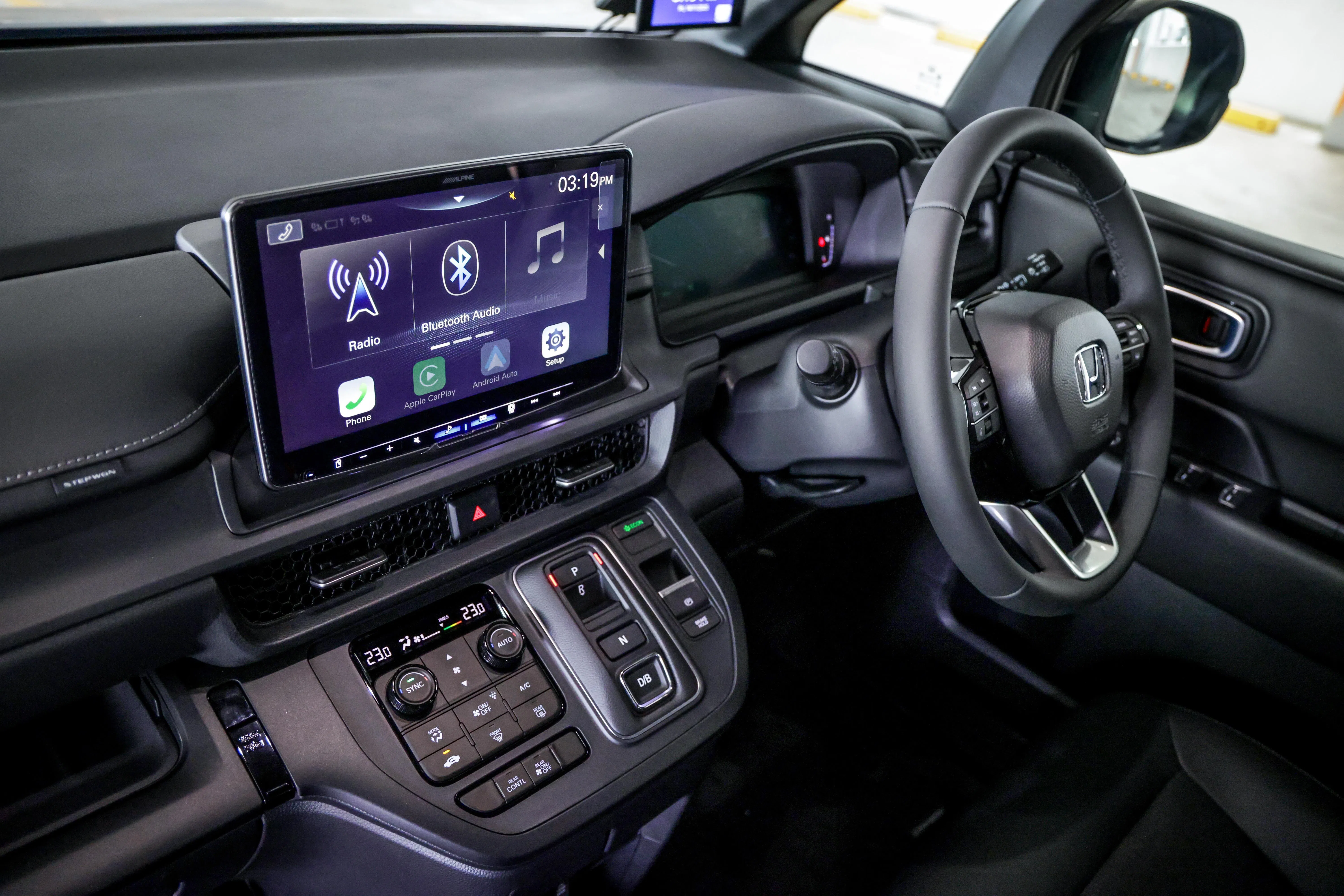 11英寸悬浮式中控屏支持无线连接苹果Carplay和有线连接安卓Auto。（叶振忠摄）