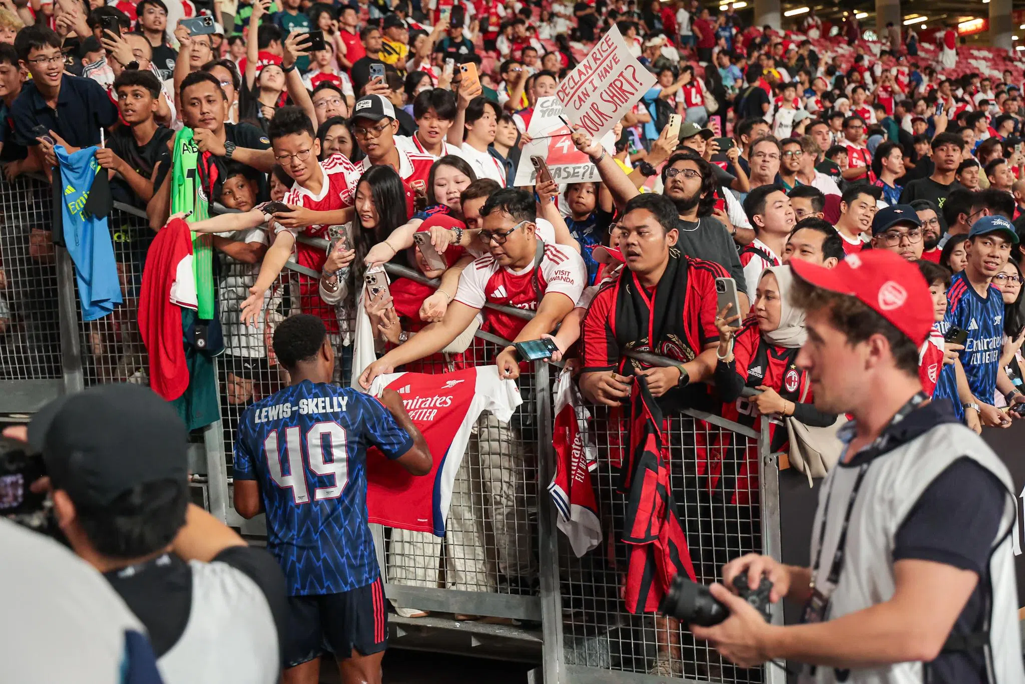 阿申纳小将刘易斯—斯凯利（49号）赛后为球迷签名。（李冠卫摄）