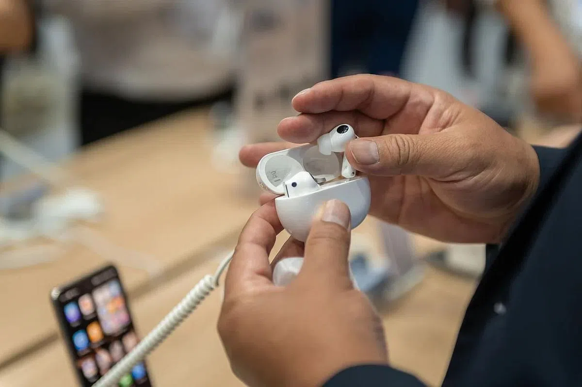 FreeBuds Pro 2由华为和帝瓦雷联合设计，重量比上一代更轻。（照片由华为提供）