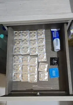 警方搜出不少避孕套以及润滑剂。（新加坡警察部队提供）