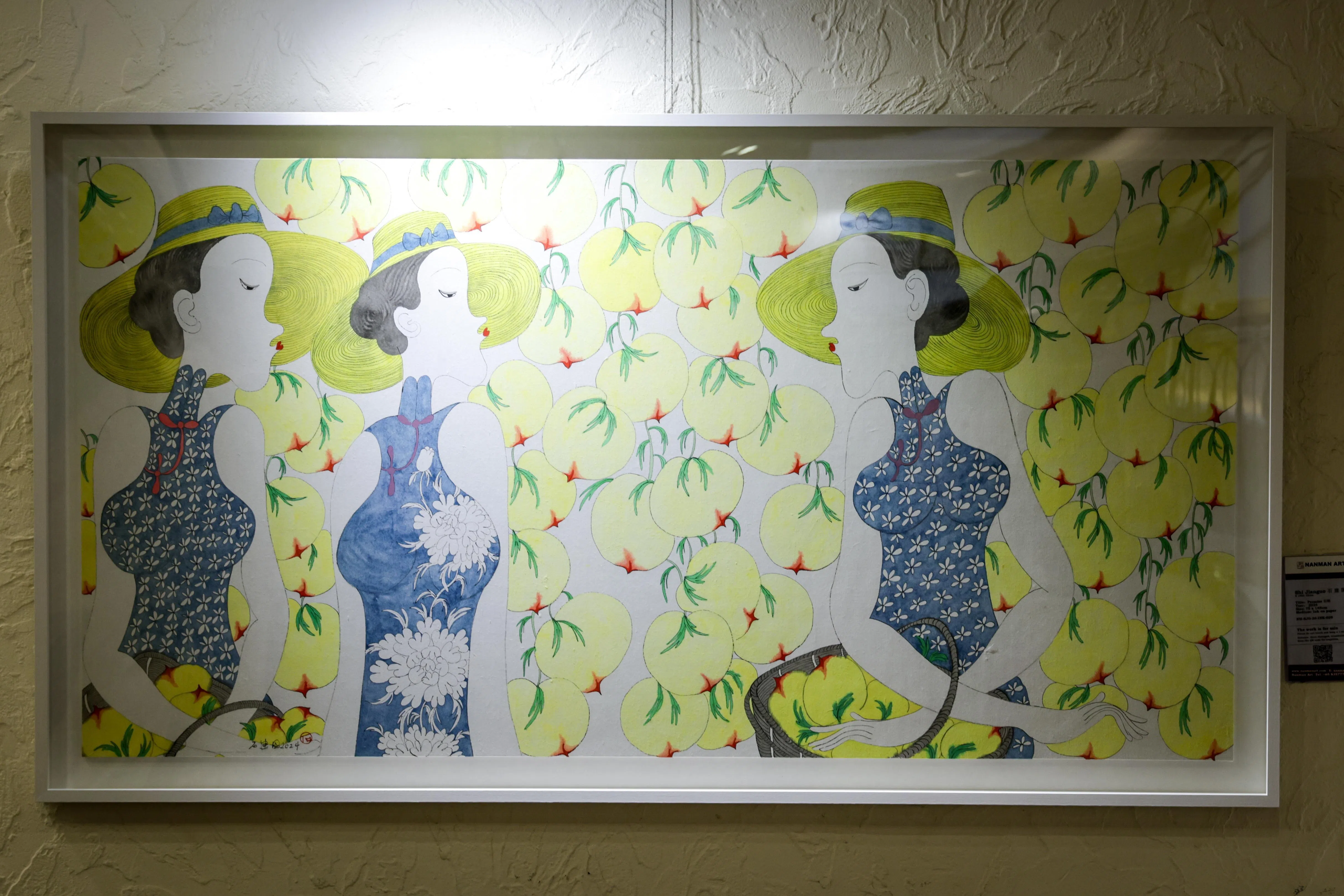 石建国的采桃美女画，背景画满桃子。（叶振忠摄）