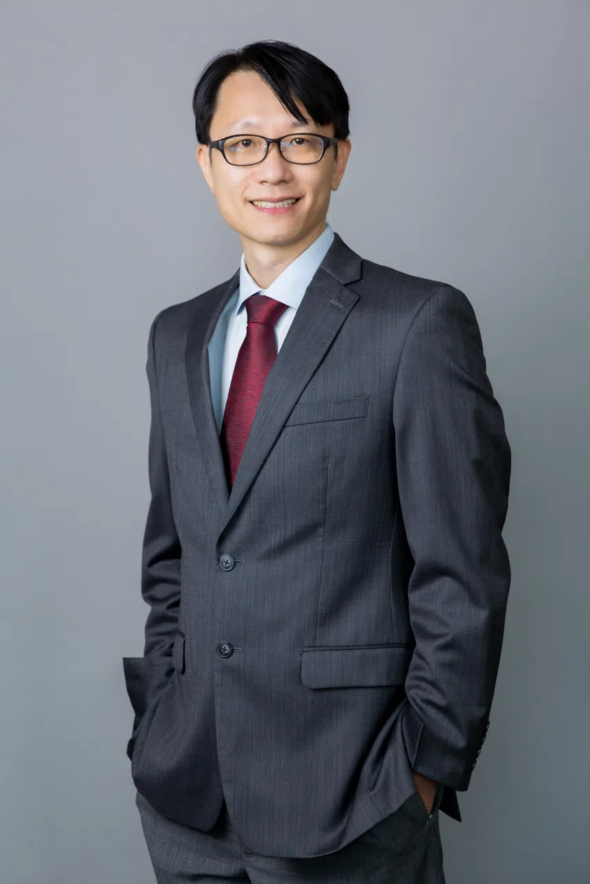 李志强副教授说，精神疾病之所以较常在年轻时期发病，尤其严重的精神疾病，一个原因是人在生下后大脑继续发育，吸烟喝酒等损伤脑部行为或是环境因素，都会诱发致病。（受访者提供）