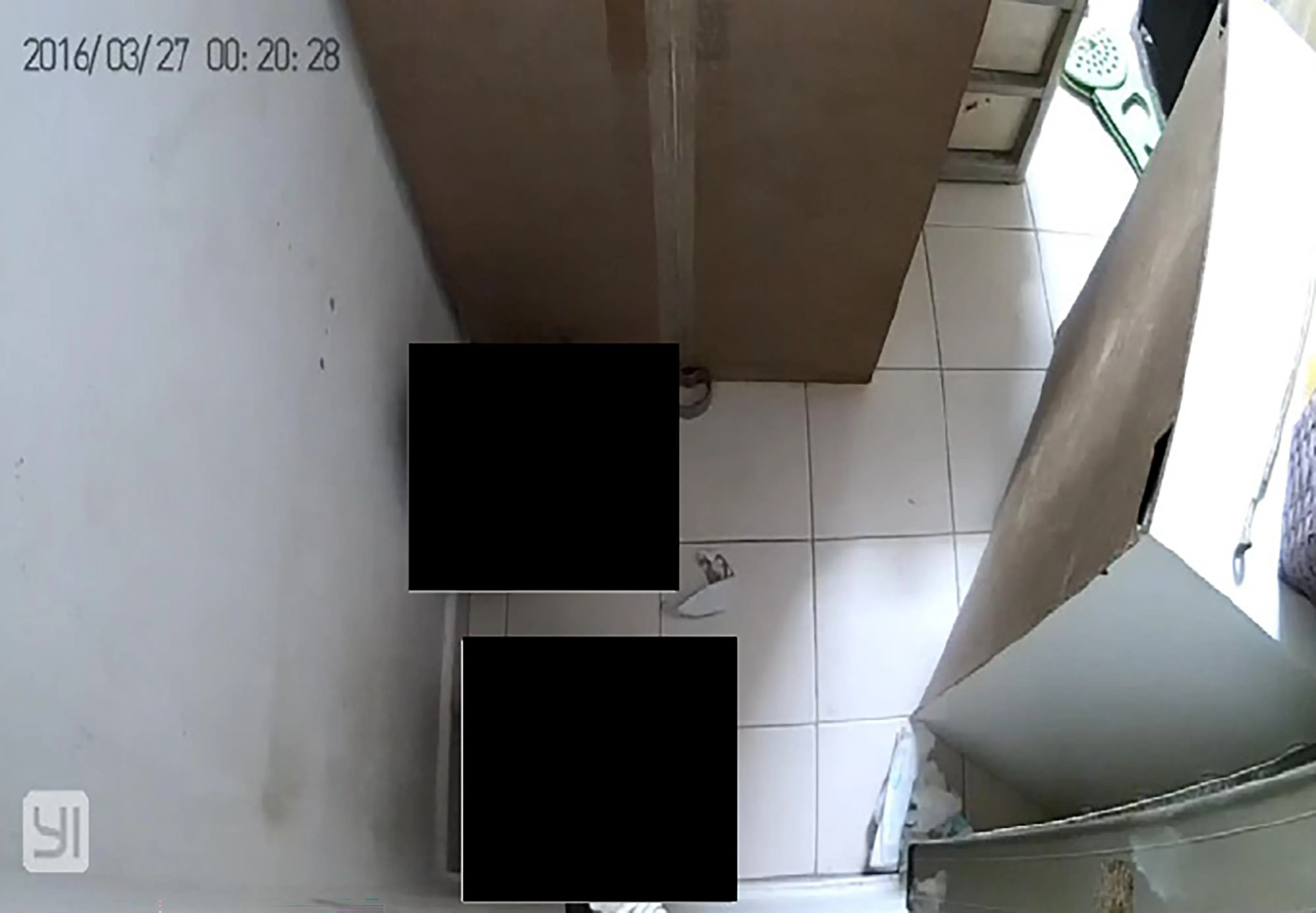 艾莎的生父和继母起初在卧室设置“顽皮角落”，将她与弟弟禁锢在只有约90公分长和宽的小空间，几乎仅在用餐和洗澡时才能离开。（取自法庭文件）