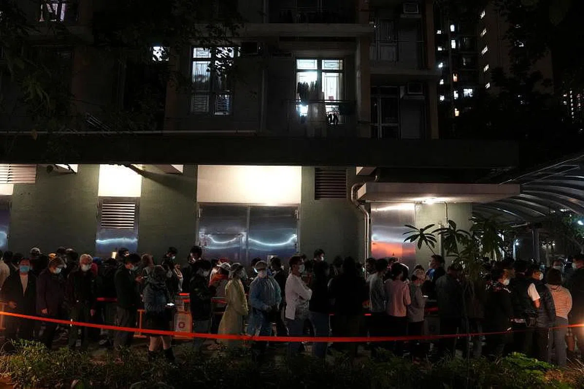 被封楼的住户诉苦称，检测分流安排混乱，每天要排队等候逾一小时。（彭博社）