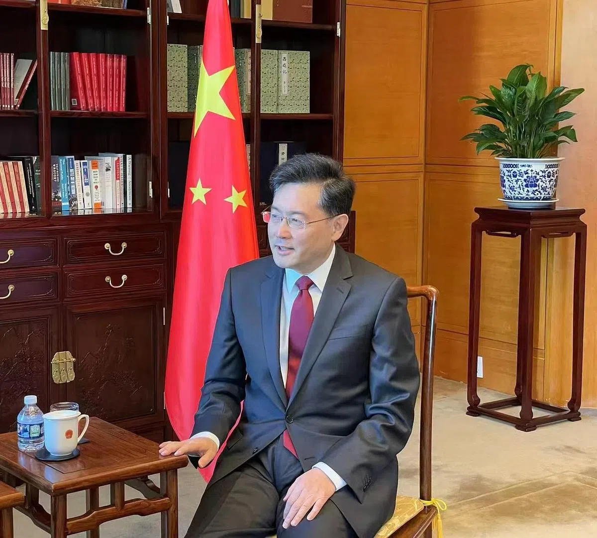 中国驻美大使秦刚今年4月29日接受美国《福布斯》杂志驻沪分社长范鲁贤（Russell Flannery）的视频专访时就说，贸易战对谁都没有好处。美国政府是时候重新考虑并尽早取消所加征的关税。（中国驻美国大使馆网站）