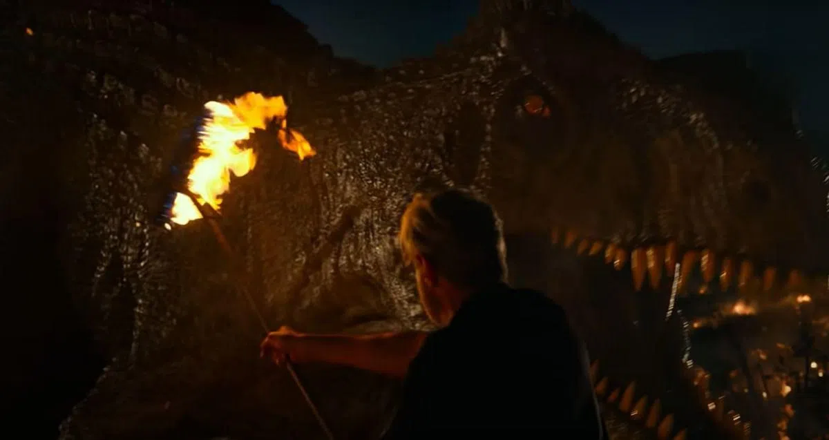 这位博士虽然开车不怎么样而且口花花，但是救人时还是很MAN的！（取自电影截屏）