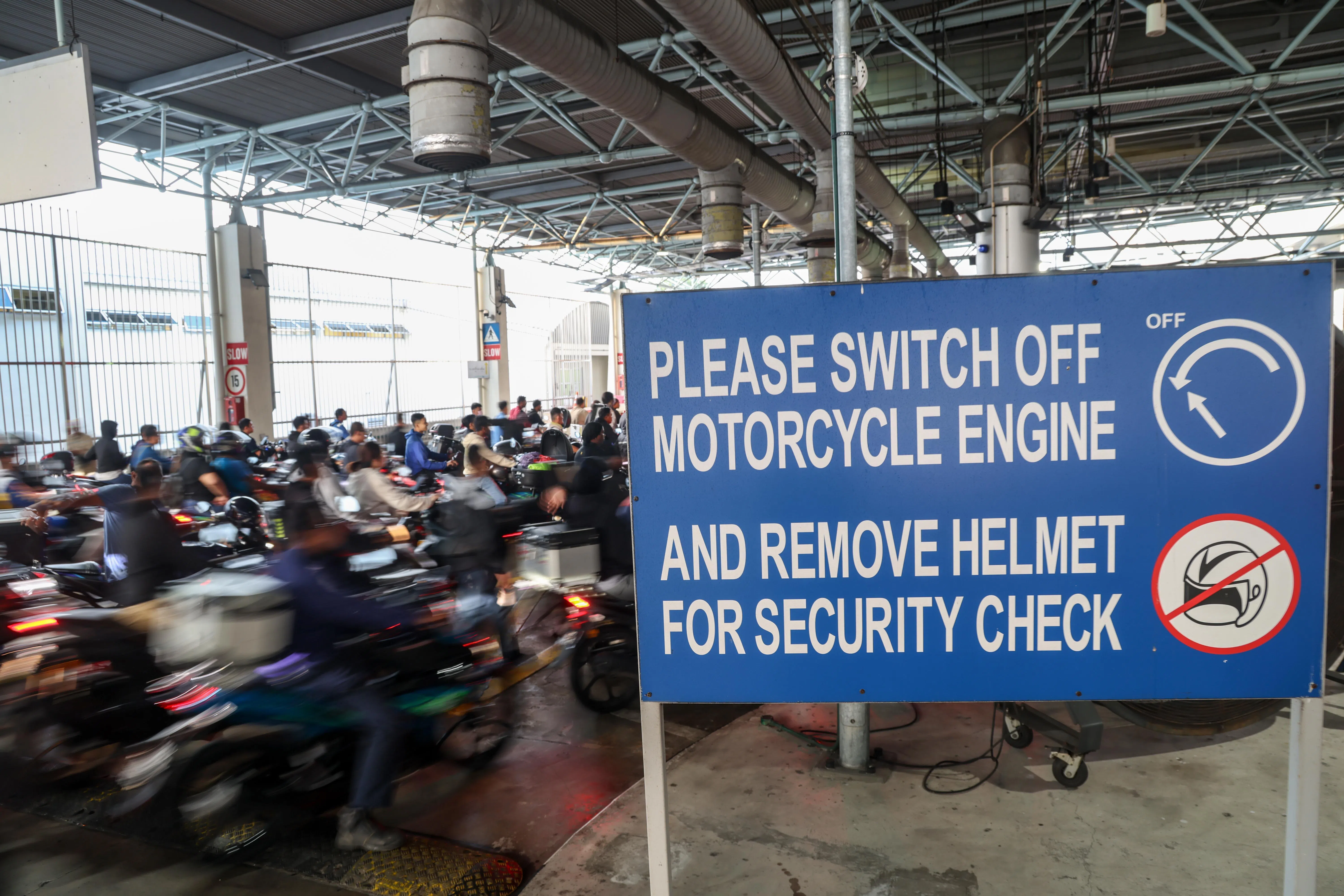 早高峰时段电单车骑士入境区虽然较拥堵，但整体通行颇为顺畅。（白艳琳摄）