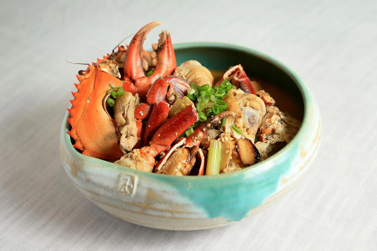 蟹煮鸡将螃蟹和鸡肉一起烹煮，充满海陆鲜滋味。