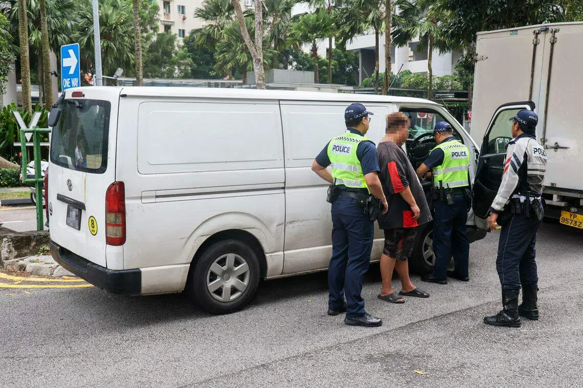 交警全岛执法行动36名驾驶者未持有效驾照违例被查| 联合早报