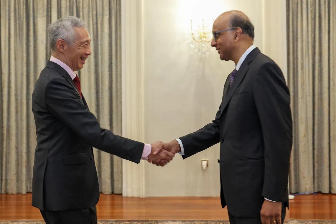 李显龙（左）5月13日上午在总统府向尚达曼总统递交他和整个政府的正式辞呈。尚达曼在复信中代表全体新加坡人，感谢李总理过去40年的无私奉献。（通讯及新闻部提供）