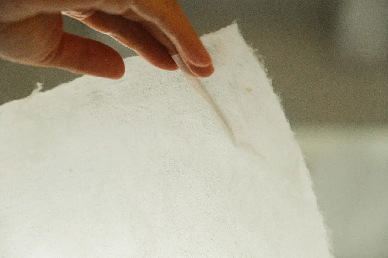 一张薄薄的和纸，浓缩着匠人手作的温度。（受访者提供）