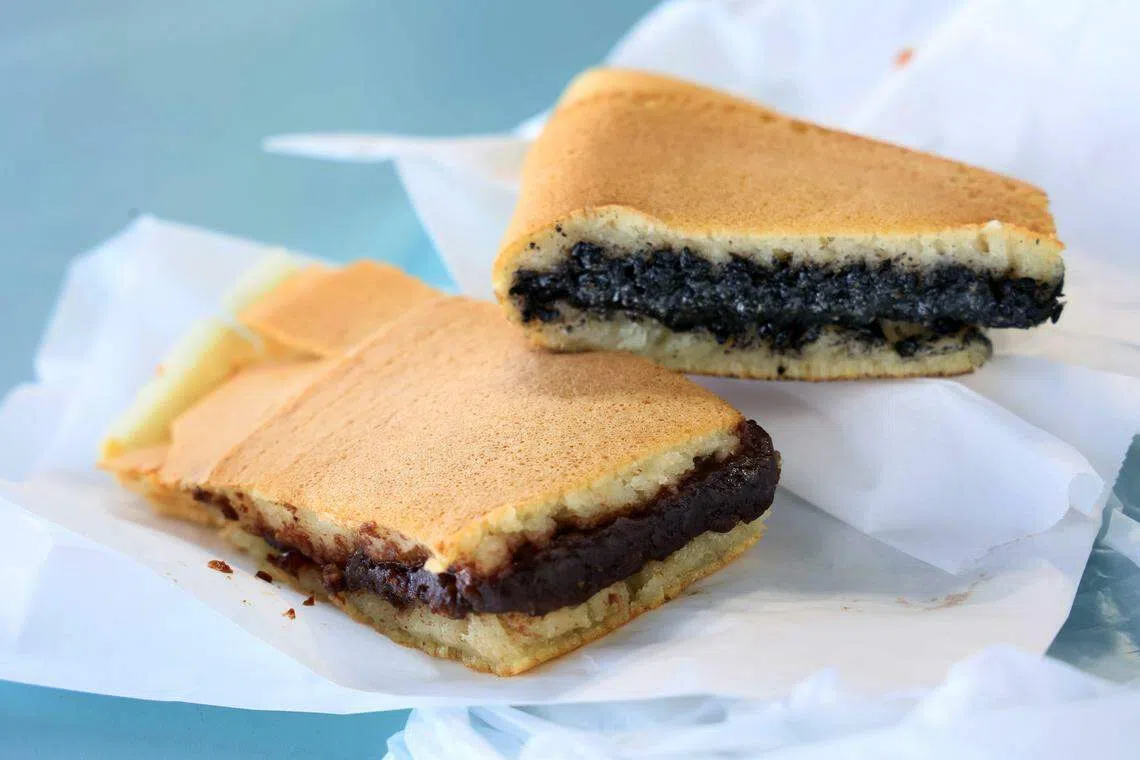 Munchi Pancakes的红豆和黑芝麻口味面煎糕，馅料饱满。（龙国雄摄）