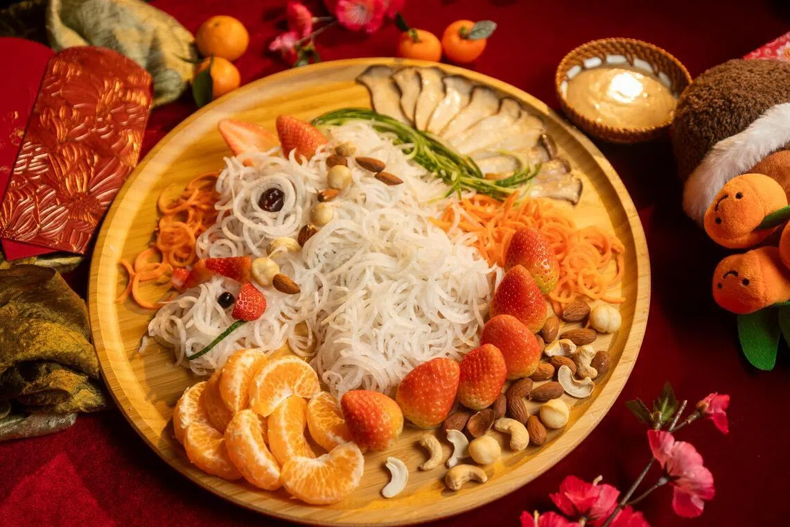 “马到功成七彩鱼生”是素食，主要食材白萝卜热量低，有抗癌、美白护肤等功效。（吴先邦摄）