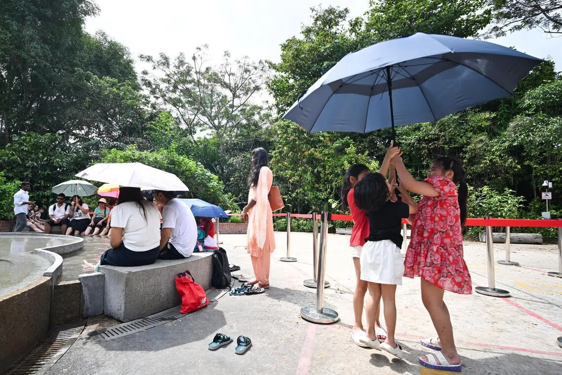 我国第三次全国气候变化研究显示，在碳排放最糟糕的情况下，一年可能有多达351天的最高气温会超过35摄氏度；即使能实现净零排放，全年平均也有41天会超过35摄氏度，明显高于以往的21.4天。（海峡时报）