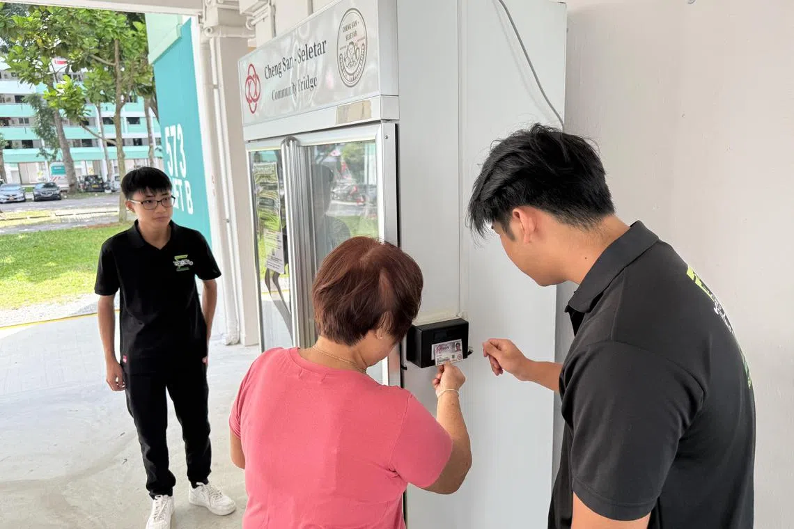 工艺教育学院学生为静山区社区冰箱计划试行科技方案，已注册的居民凭易通卡就可开冰箱领取食品。（工艺教育学院提供）