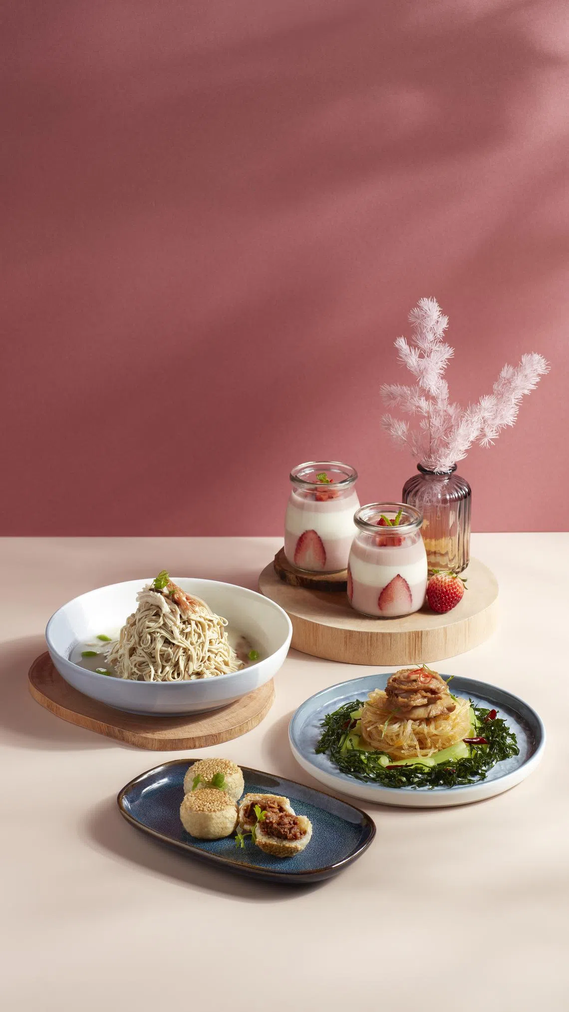 翡翠拉面小笼包推出酱肉酥饼（前）、二荆滕银丝鲍甫（右）、淮扬风味三丝烩干丝（左）和士多啤梨草莓布丁。（餐馆提供）