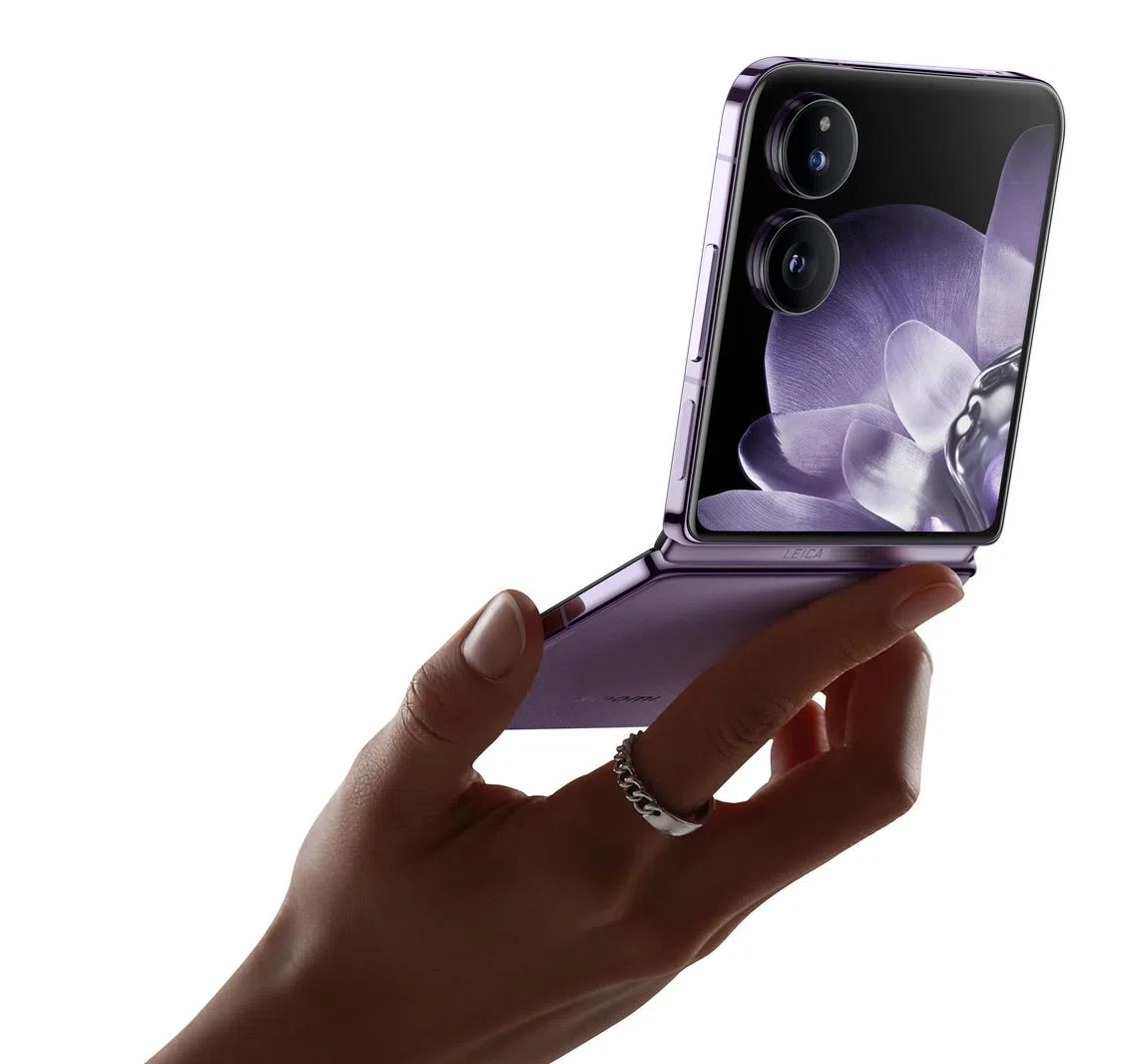 Mix Flip是小米首款竖向折叠手机，有黑、紫两种配色。（厂商提供）