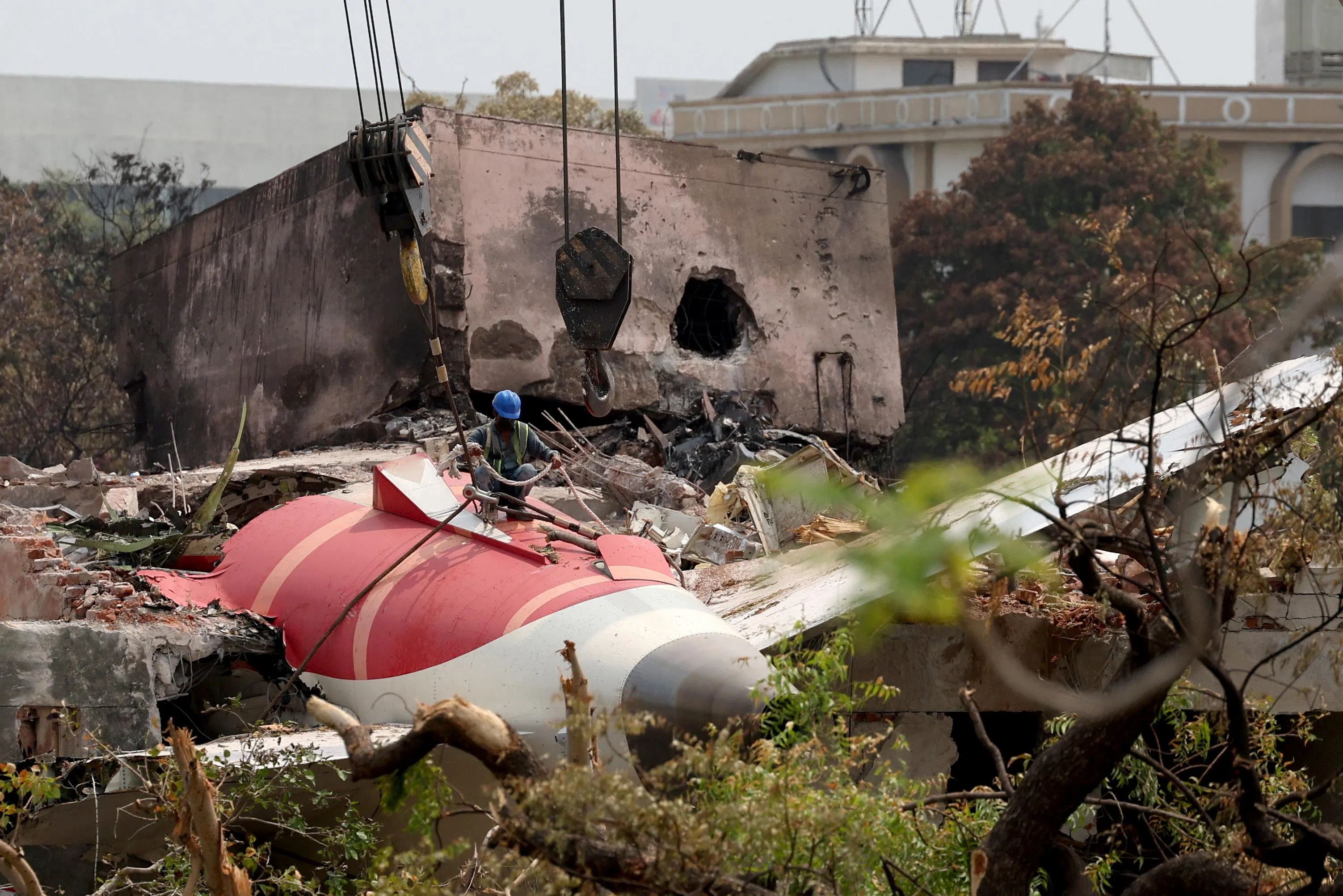 工作人员准备移走印度航空波音787-8梦幻飞机的残骸。（路透社）