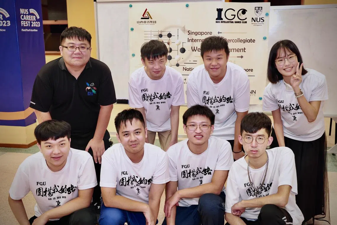 台湾佛光大学的围棋教练陆建宇（后排左一）带着六名学生飞来新加坡参赛，他觉得国际比赛机会难得能一定要参加。（特约摄影陈来福）