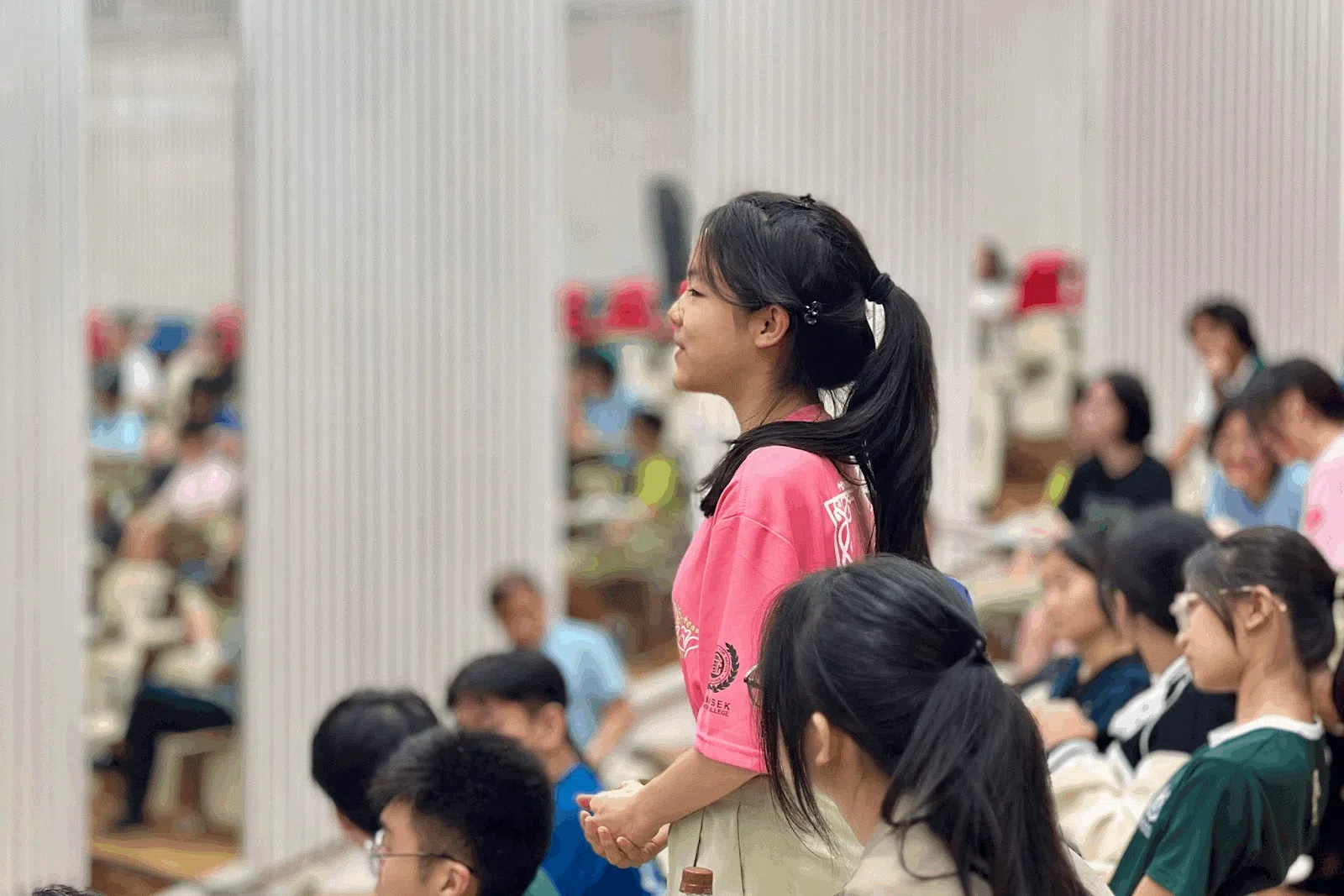 学生在现场向校友提问。（淡马锡初级学院冯馨雨摄）