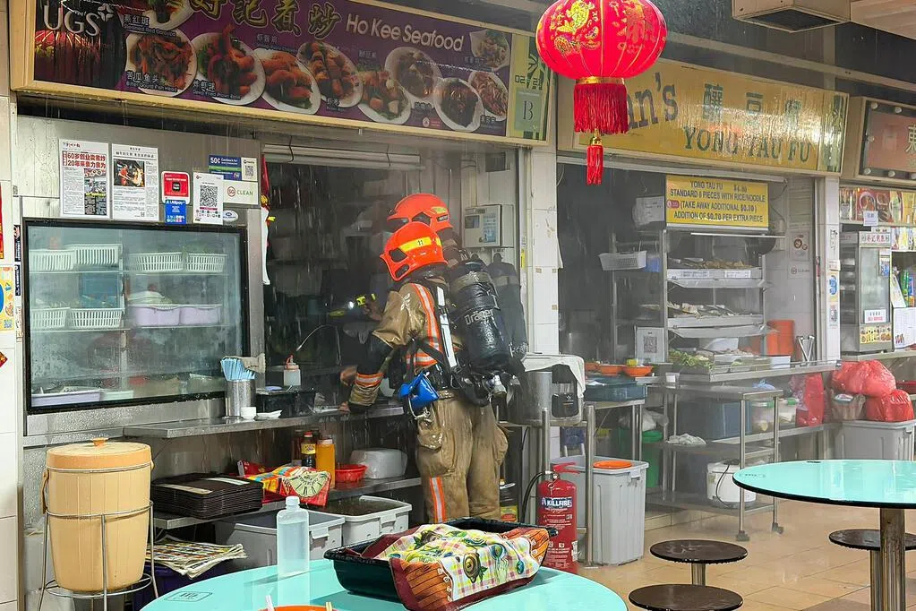 芳林熟食中心煮炒摊疑排油烟管起火 百人疏散