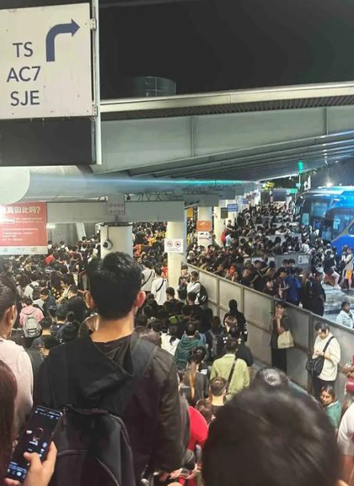 兀兰关卡星期五（1月10日）傍晚开始出现严重堵塞情况，有网民从新加坡关卡回到柔佛新山住家，前后花了三个多小时。（取自小红书）