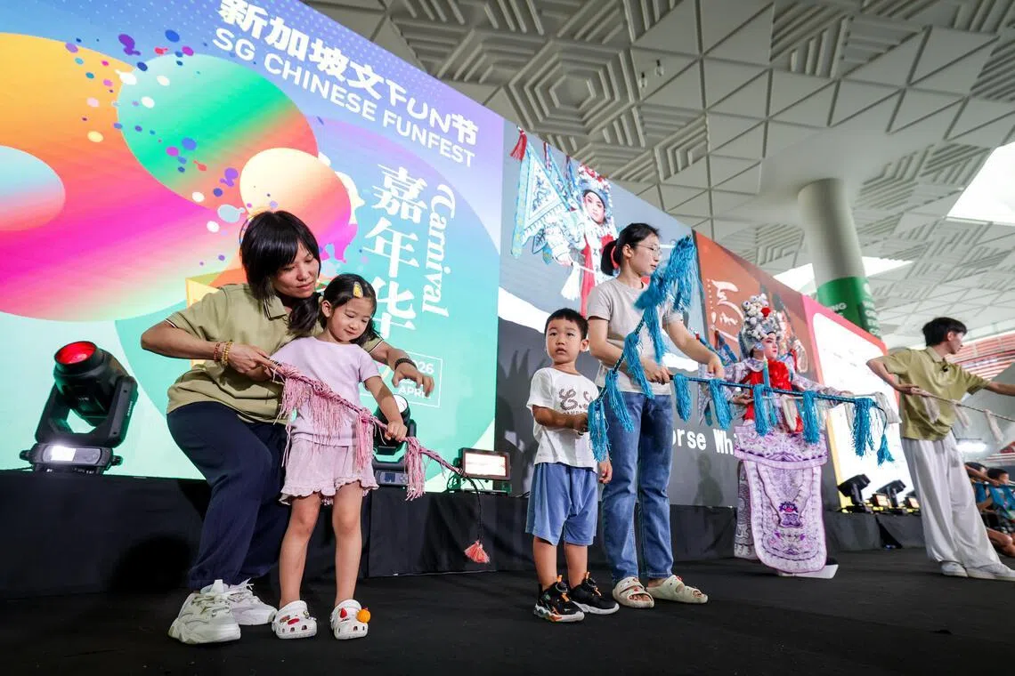 南华潮剧社的青年表演者除了呈献《托媒选婿》《罗成陷阵》《刀马旦》等经典选段，还邀请孩童上台参与马鞭的互动活动。（叶振忠摄）