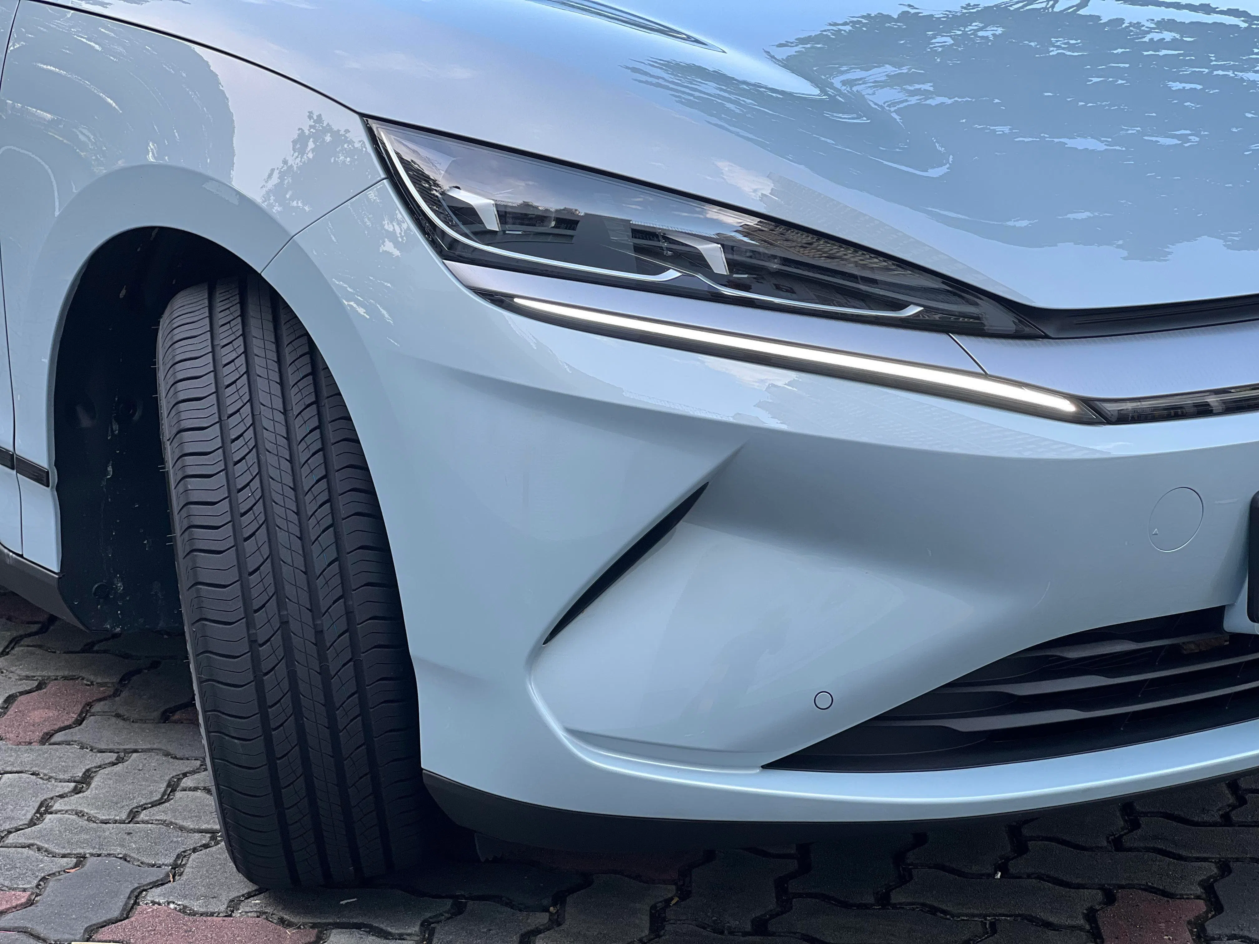 Seal 6前脸采用鲨鱼式封闭格栅，灯组简洁锐利，贯穿式日行灯增添科技感。（吴庆康摄）