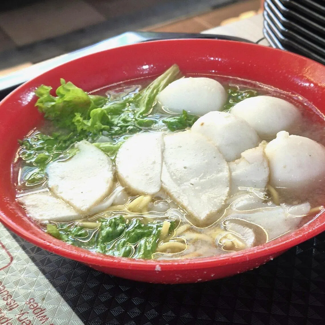 鱼丸鱼饼粿条汤散发潮州古早味。（陈爱薇摄）