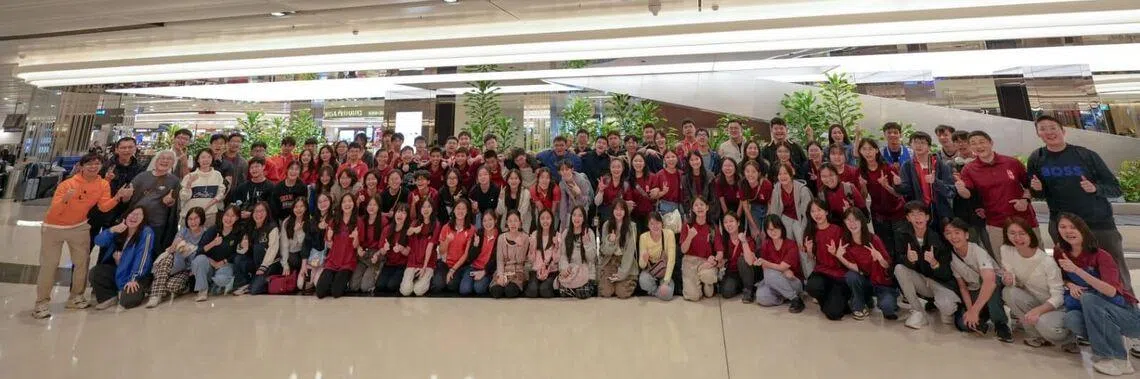 语特杭绍浸濡团的所有成员从杭绍回新后一起拍大合照。（中正中学摄影通讯员王梓轩摄）