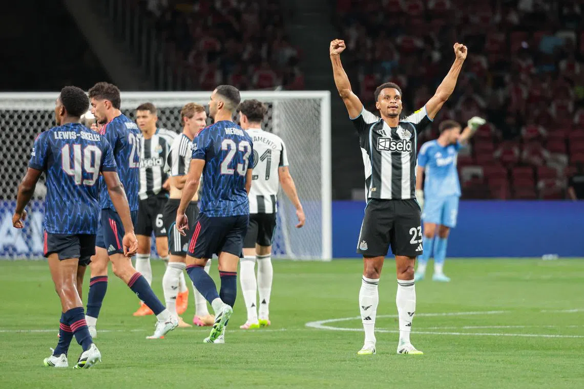 雅各布·墨菲（右二）为纽卡斯尔将比分扳平为2比2。（李冠卫摄）