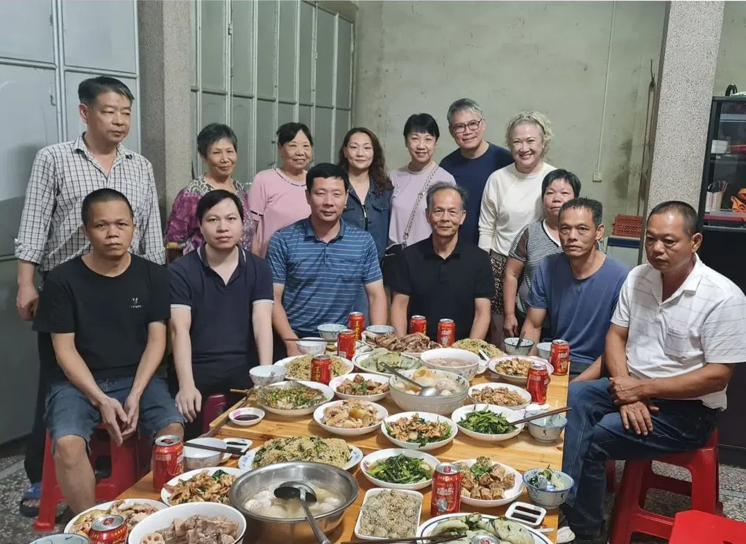 亲戚们准备了一桌的佳肴，款待洪慧芳（后排右一）和弟弟妹妹。（取自艺人IG）