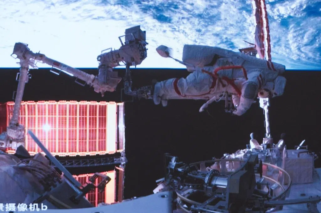 中国航天员太空漫步时长刷新世界纪录