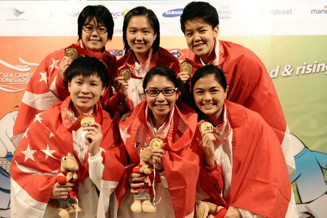 陈诗桦（Jazreel，上排中）表示会怀念和队友们一同比赛和较量的日子，上排左起为同名同姓的陈诗桦（Cherie）、黄琳芷，下排左起为梁蕙芬、杨佳敏（与我国羽毛球选手同名）和陈诗静。（档案照片）