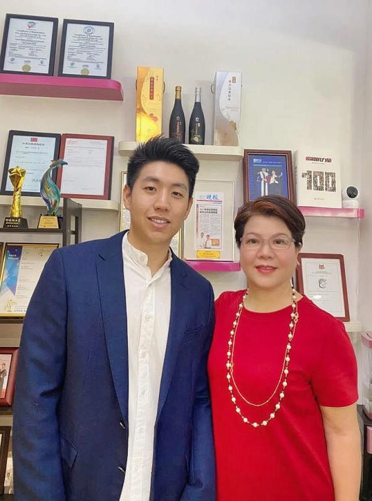 Nature360创办人杜希仙和次子陈俊泷。（商家提供）