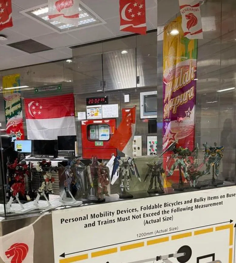 有网民在2024年8月，就发现兀兰地铁站的乘客服务中心玻璃窗边，摆放日本动画《机动战士高达》（Gundam）的机器人模型。（取自互联网）