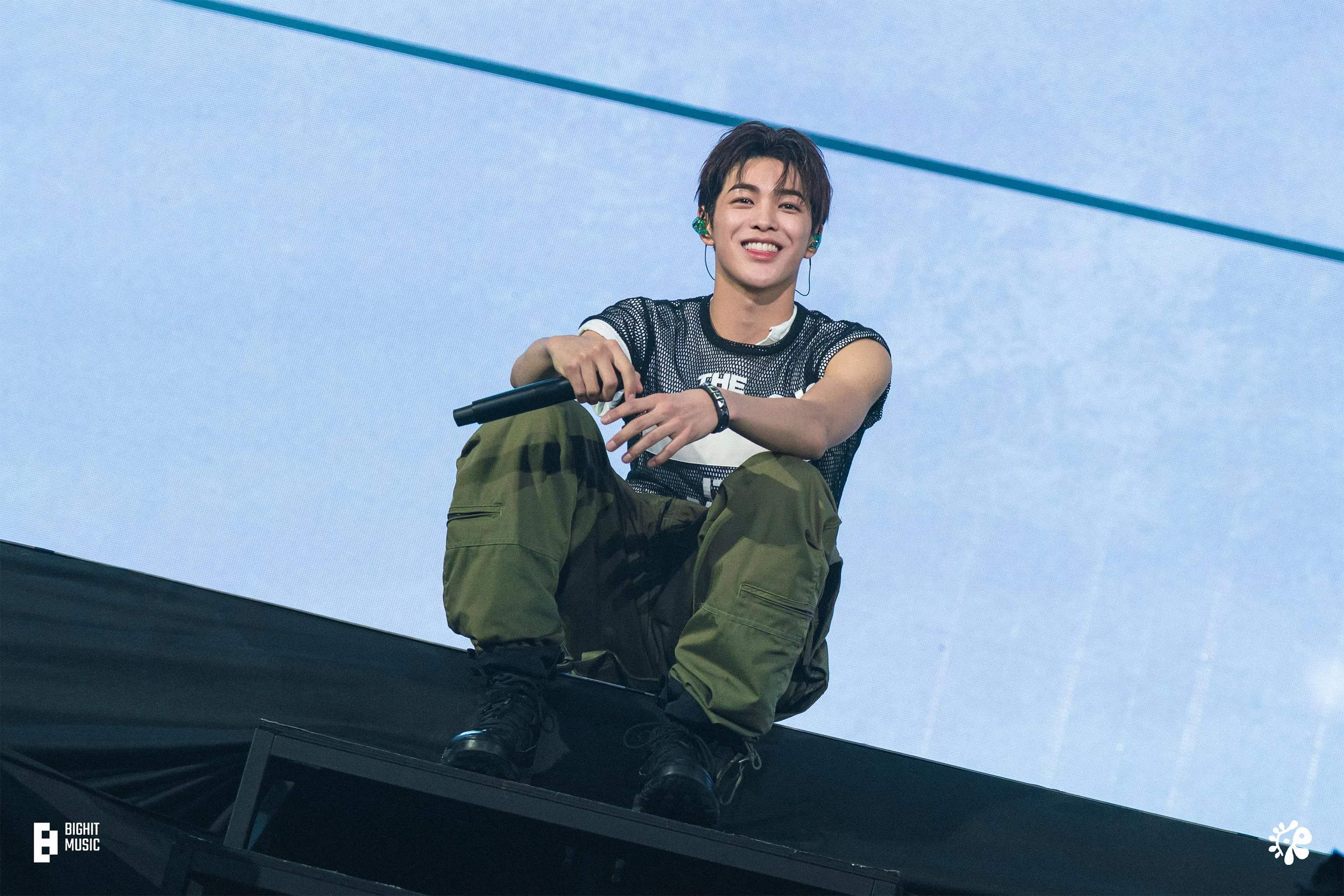 Keonho出道前因高颜值而引发网民热议。（取自团体Weverse）