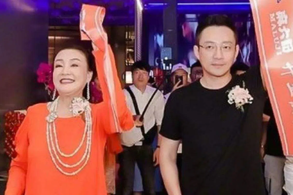 张兰和汪小菲除了开餐厅，也直播卖食品。（取自互联网）