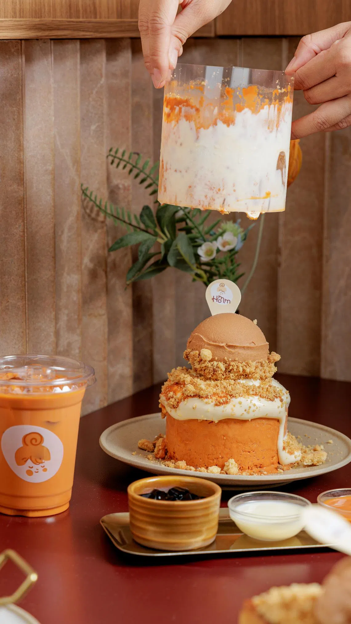 顾客喜欢用手机捕捉泰式奶茶韩式刨冰“雪崩”的瞬间。（餐馆提供）