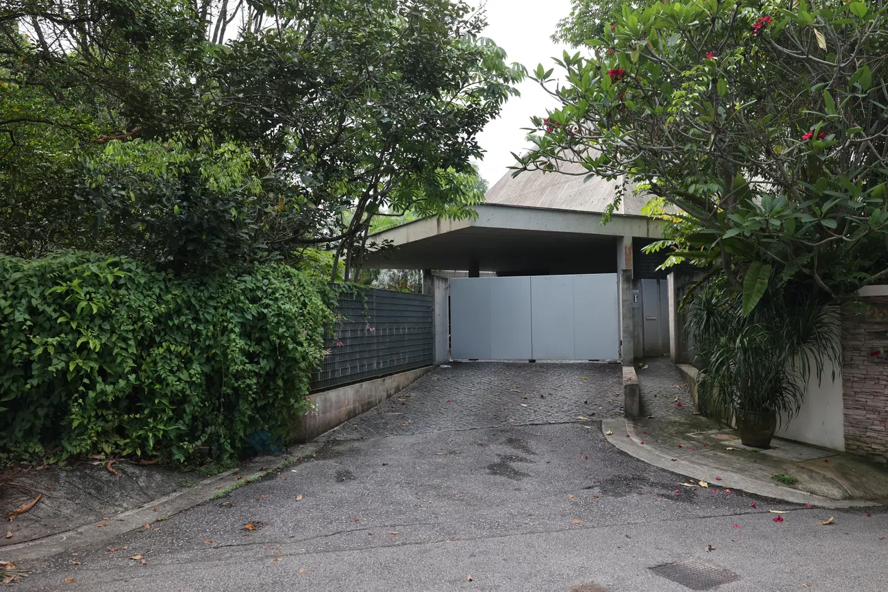 受访邻居说，不清楚4月18日案发当天发生什么事，但记得看到住宅有多名警员出现。（唐家鸿摄）