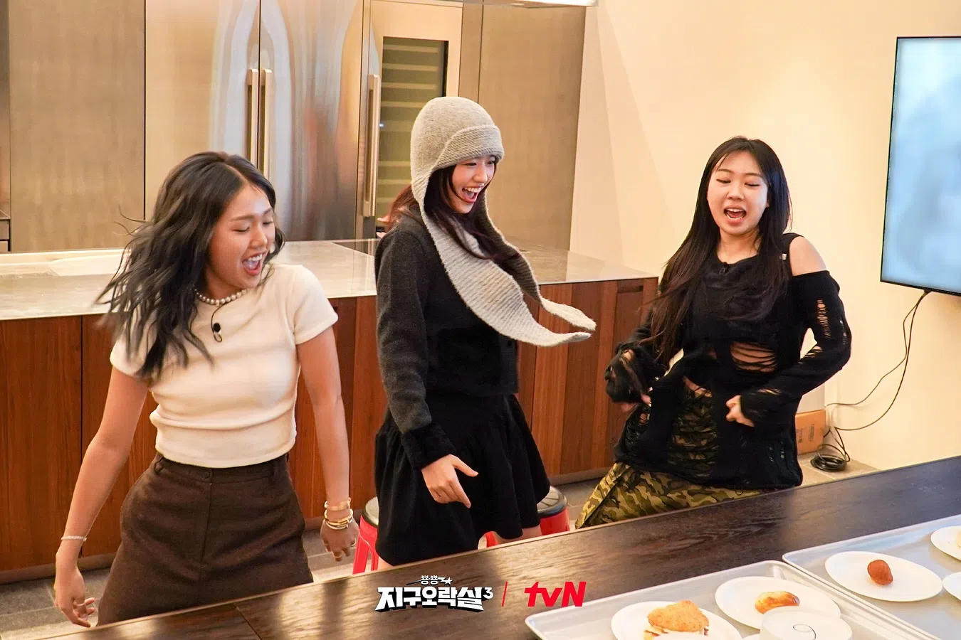 成员们在前往阿布扎比之前，先挑战猜甜品游戏。（取自earth arcade IG）