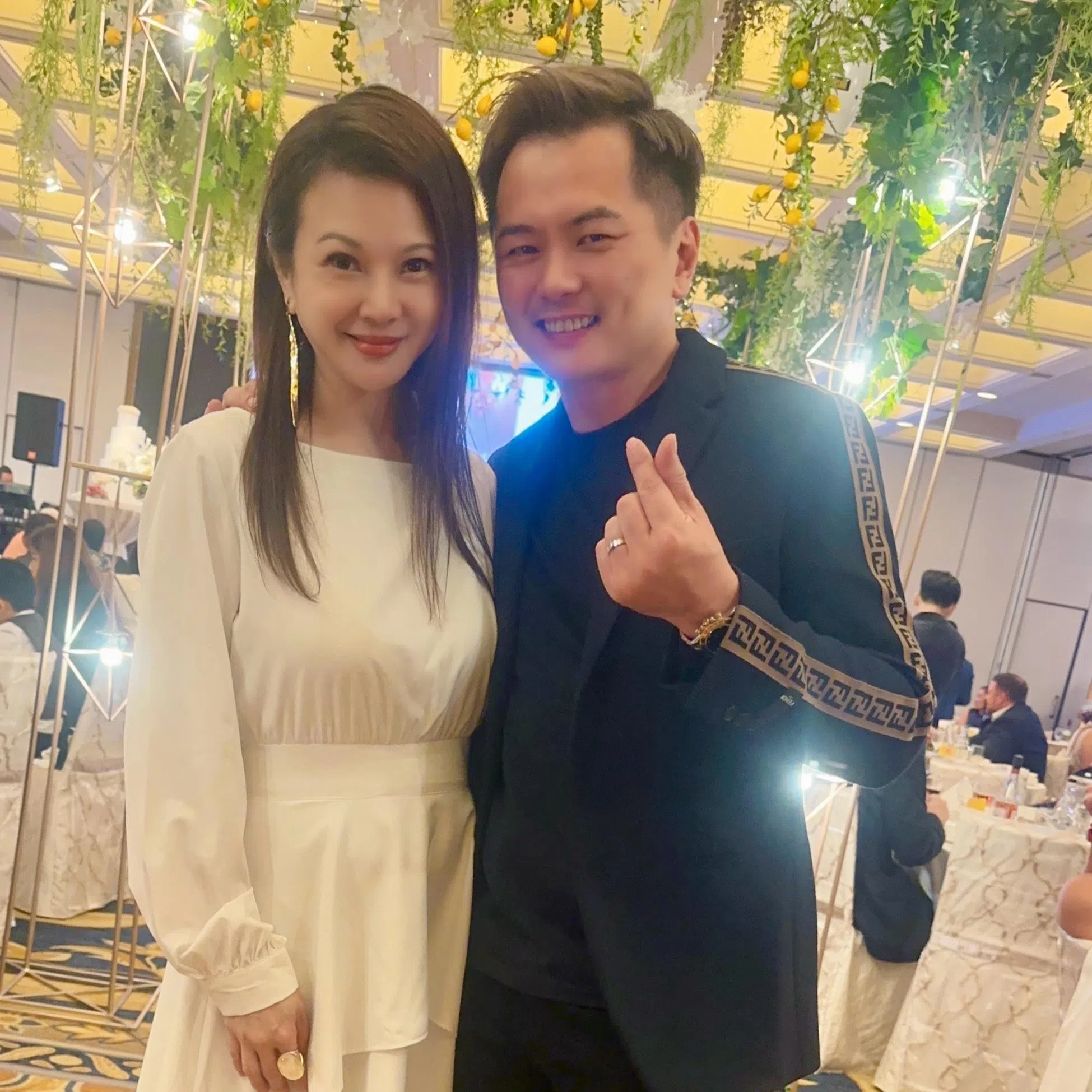 陈志伟（右）当兵时期就很欣赏刘心玲的歌艺，当了歌台台主后又见识到她的亲切和善。（受访者提供）