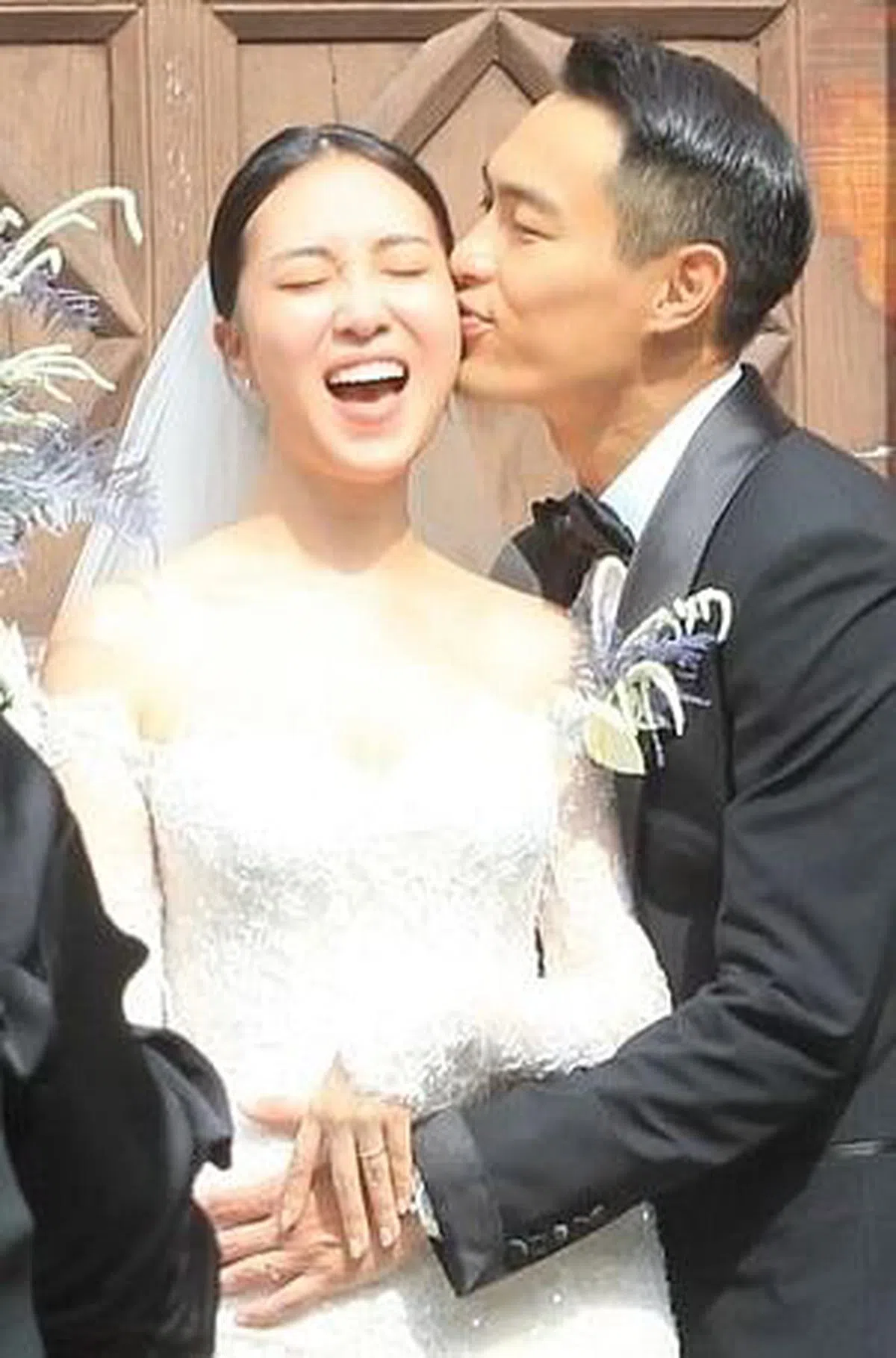 杨祐宁甜蜜拥吻老婆Melinda。（互联网）