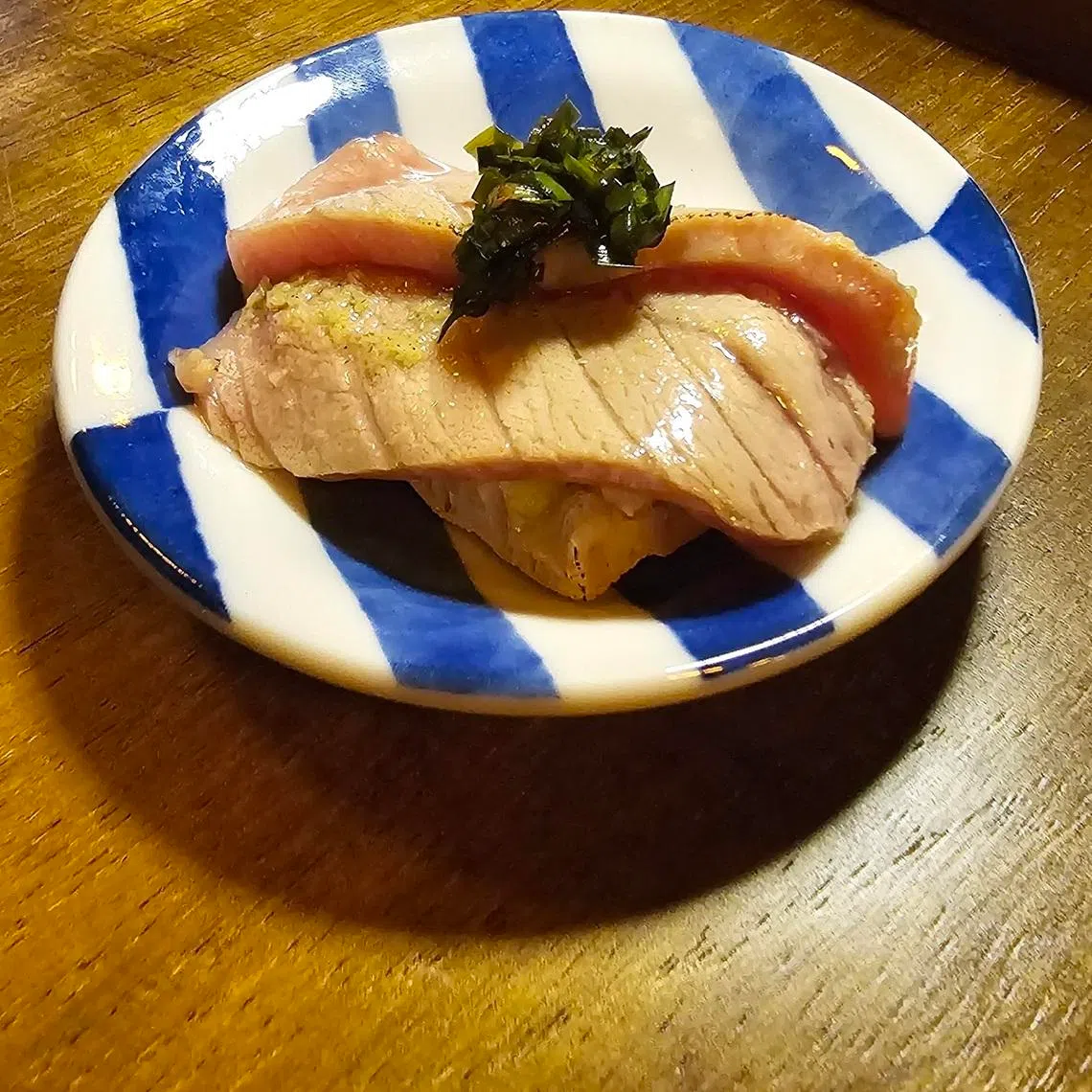 金枪鱼前腹微炙后，配爽脆的面包一起享用。（黄亿敏摄）