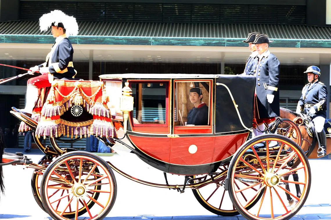 日本悠仁亲王（9月6日）在位于东京的皇居乘坐马车，前往举行成年礼的地点。（法新社）