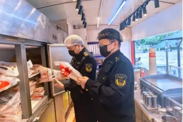 重庆多家店铺用鸭肉猪肉假冒牛肉售卖被罚